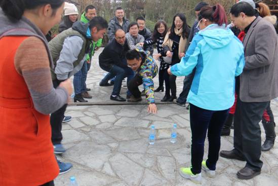 团结一致,雷区取水